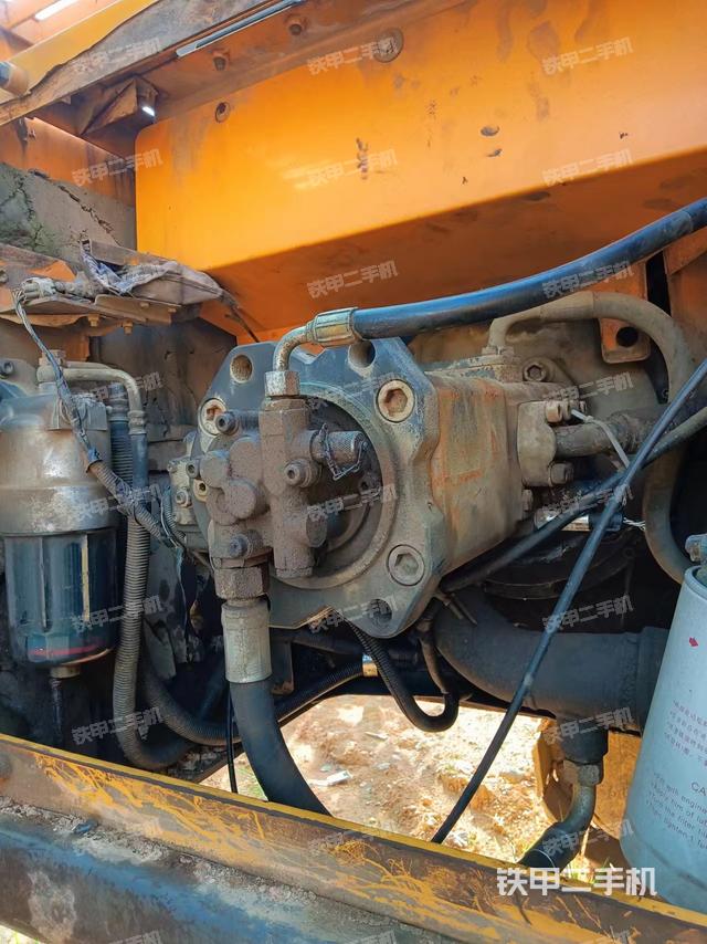 液压泵舱室正面整体（整机外观）