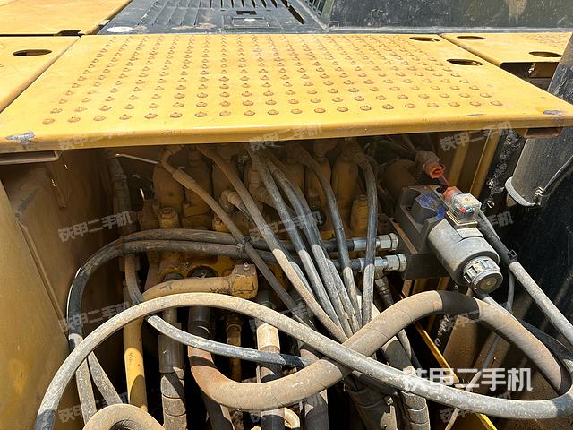 驾驶室顶部（整机外观）