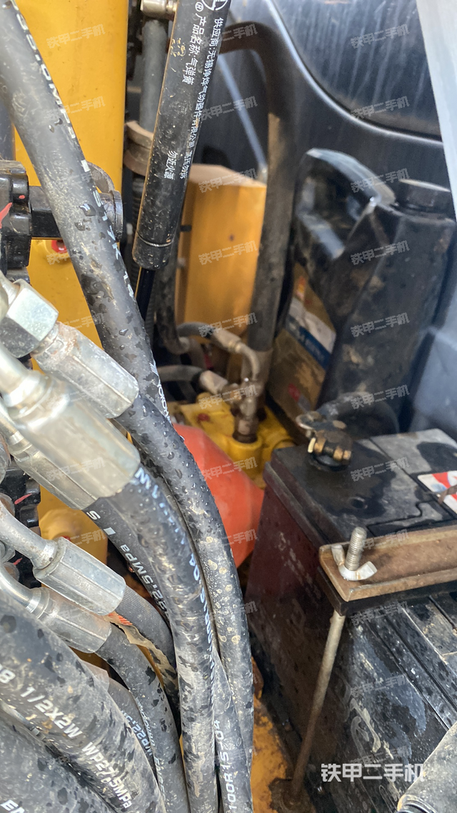 回转马达和主控阀（整机外观）