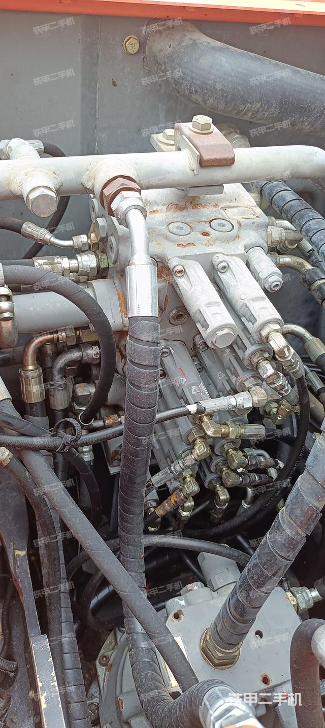 回转马达和主控阀（整机外观）