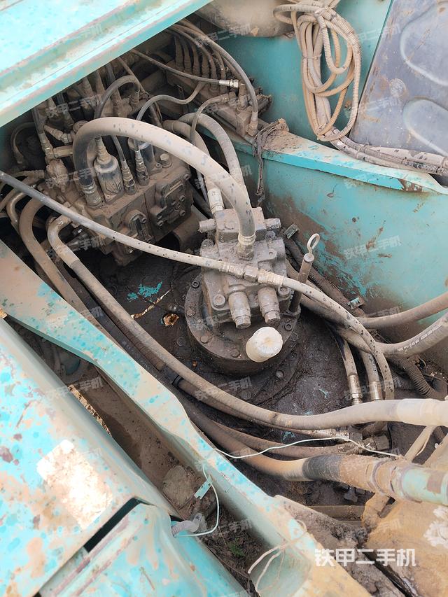 回转马达和主控阀（整机外观）