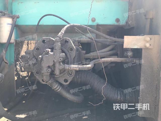 液压泵舱室正面整体（整机外观）