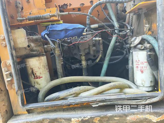 液压泵舱室正面整体（整机外观）