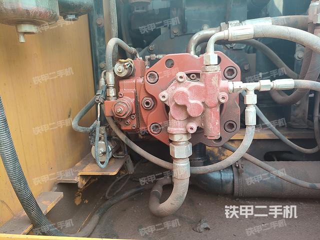 液压泵舱室正面整体（整机外观）