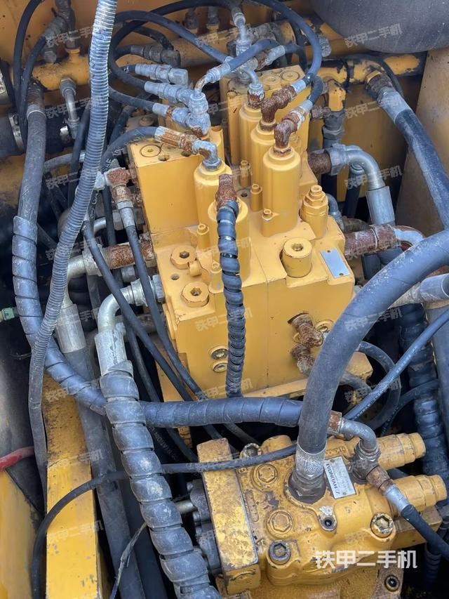 回转马达和主控阀（整机外观）