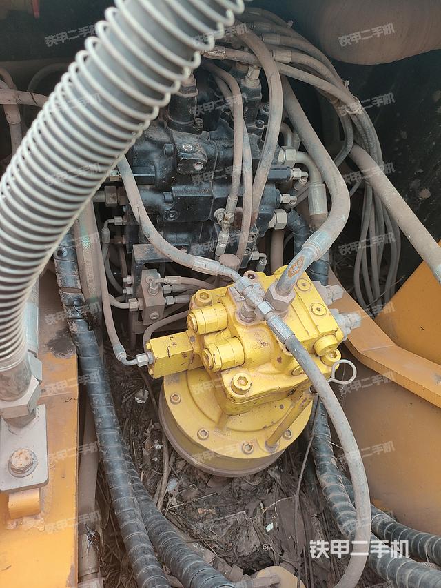 回转马达和主控阀（整机外观）