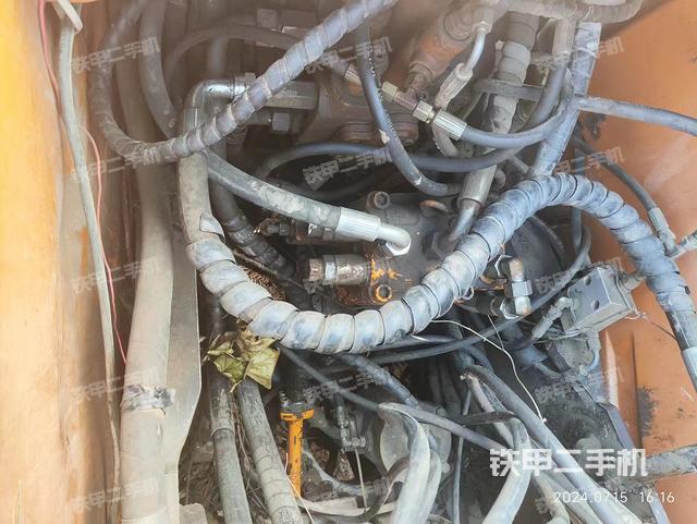 回转马达和主控阀（整机外观）