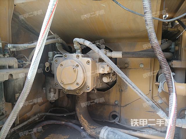 液压泵舱室正面整体（整机外观）