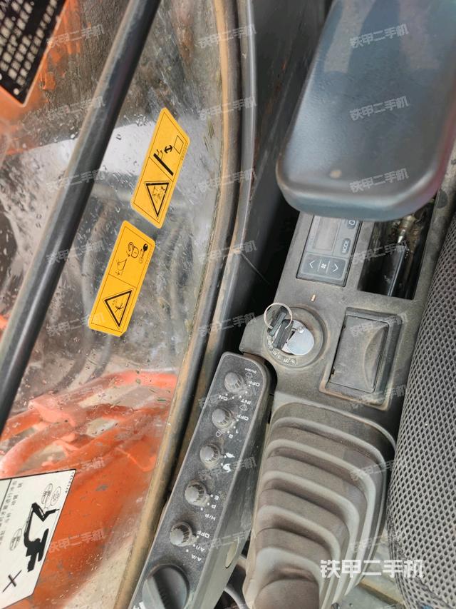 座椅左側(cè)控制臺/音響/含左手柄(駕駛室部分) 座椅左側(cè)控制臺/音響/含左手柄(駕駛室部分)