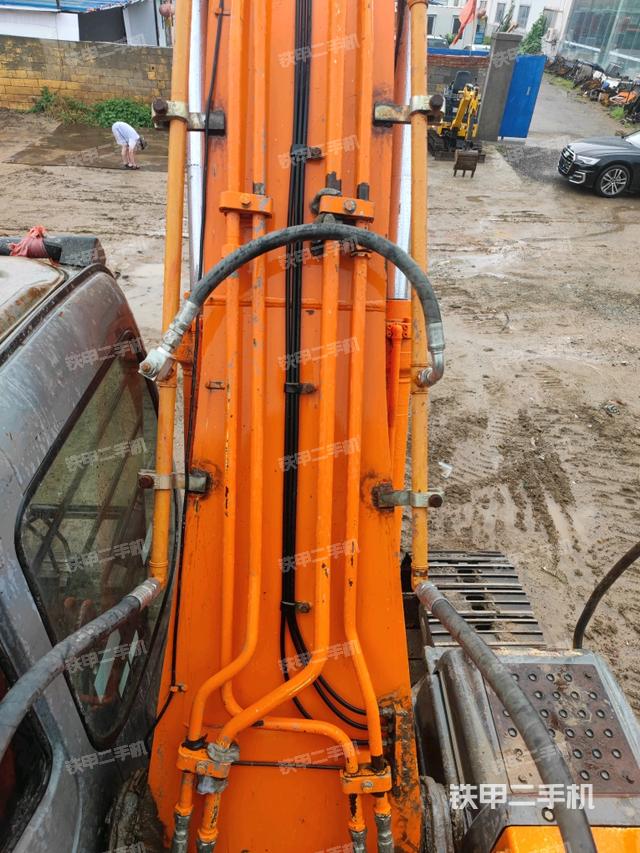 大臂背部俯視(工作和回轉(zhuǎn)裝置) 大臂背部俯視(工作和回轉(zhuǎn)裝置)