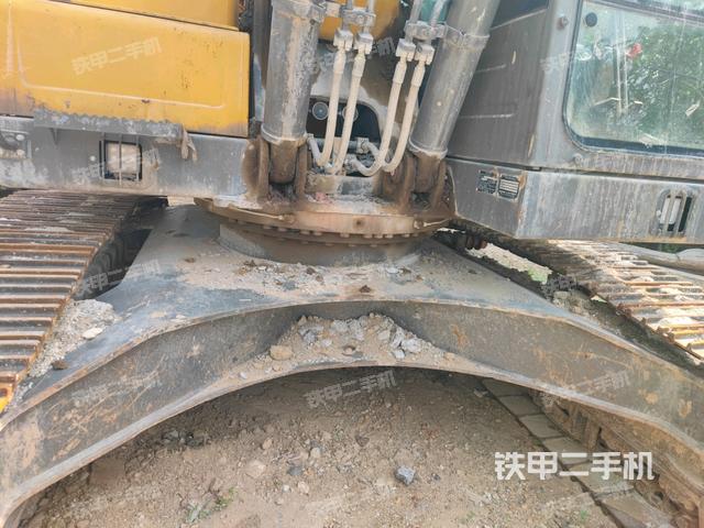 轉(zhuǎn)盤和下車架正前(工作和回轉(zhuǎn)裝置) 轉(zhuǎn)盤和下車架正前(工作和回轉(zhuǎn)裝置)