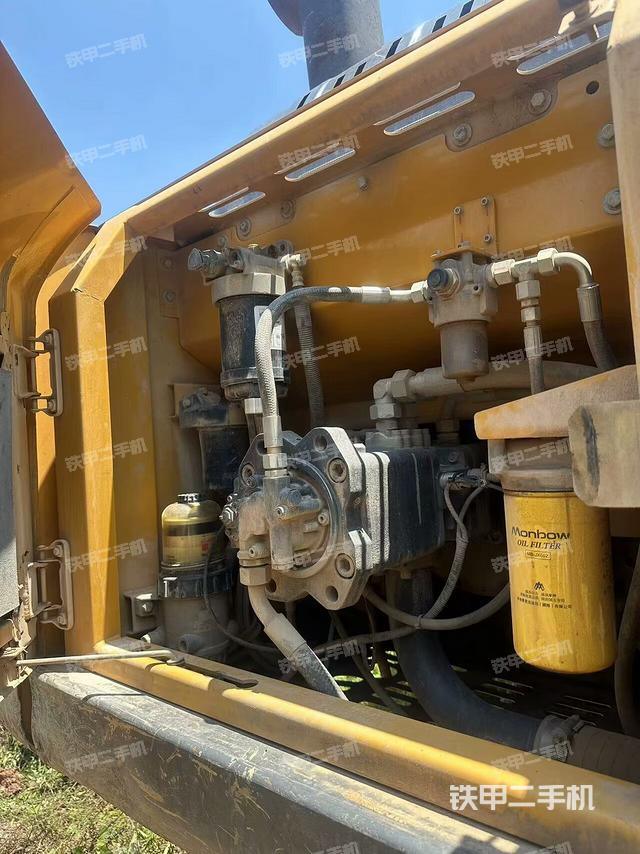 液压泵舱室正面整体（整机外观）