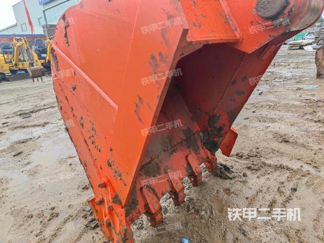 鏟斗右后整體(工作和回轉(zhuǎn)裝置) 鏟斗右后整體(工作和回轉(zhuǎn)裝置)