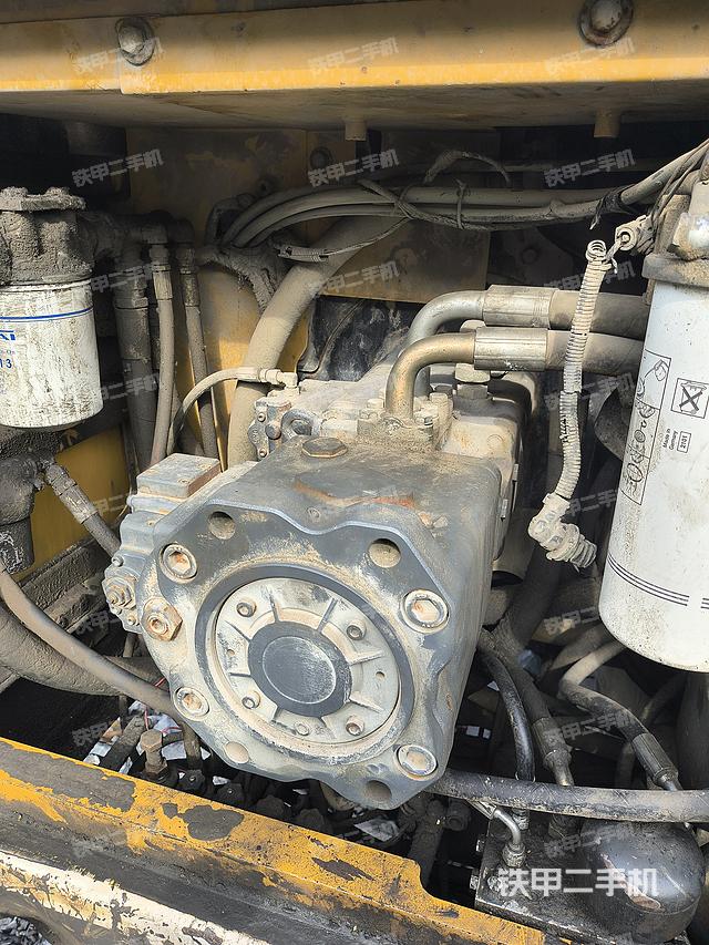 液压泵舱室正面整体（整机外观）