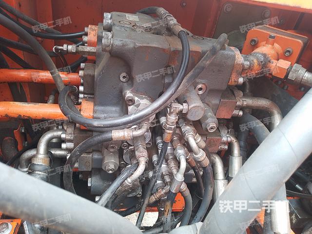 回转马达和主控阀（整机外观）