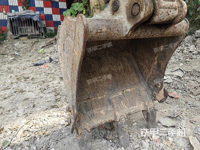 液压泵舱室正面整体（整机外观）