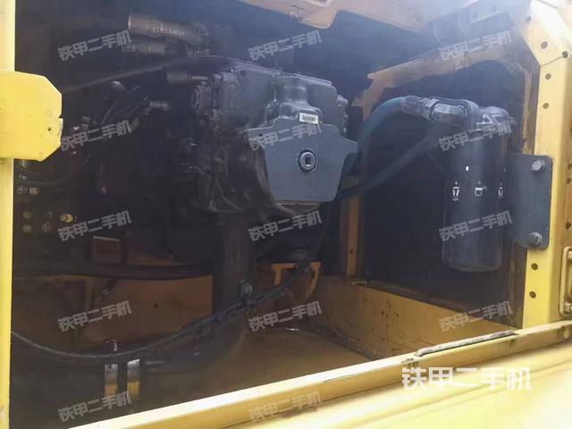 液压泵舱室正面整体（整机外观）