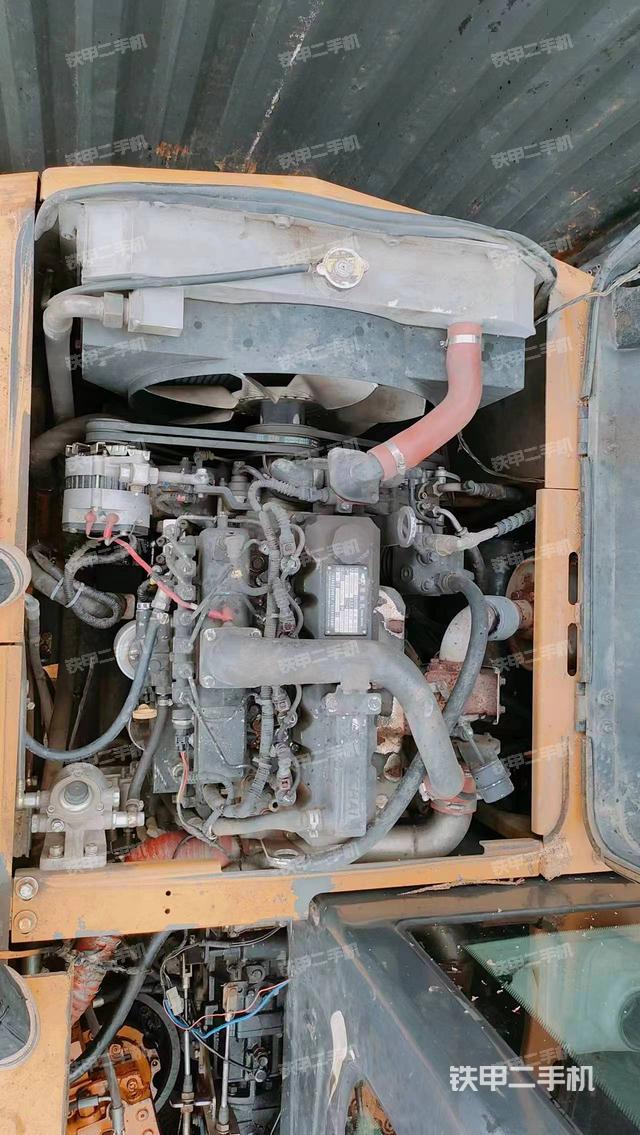 液压泵舱室正面整体（整机外观）