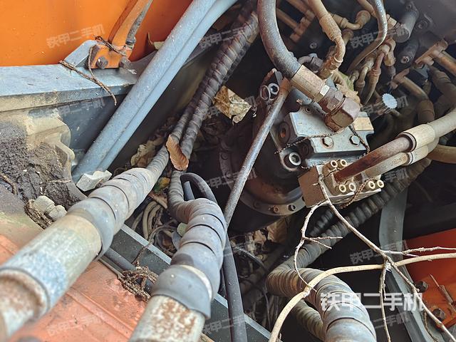 回转马达和主控阀（整机外观）