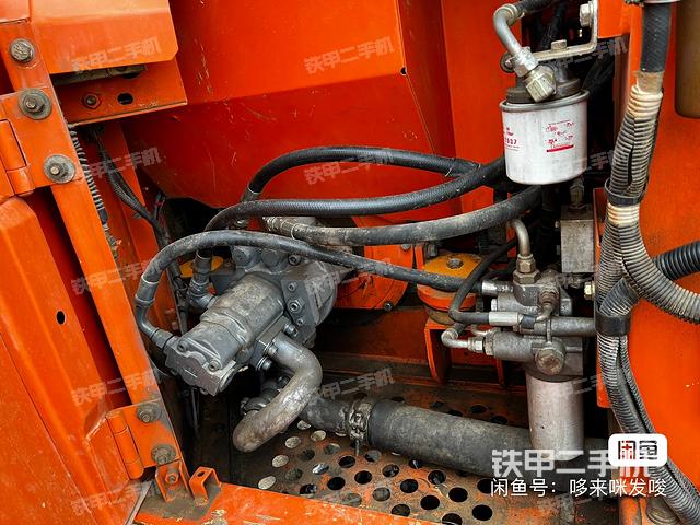 液压泵舱室正面整体（整机外观）