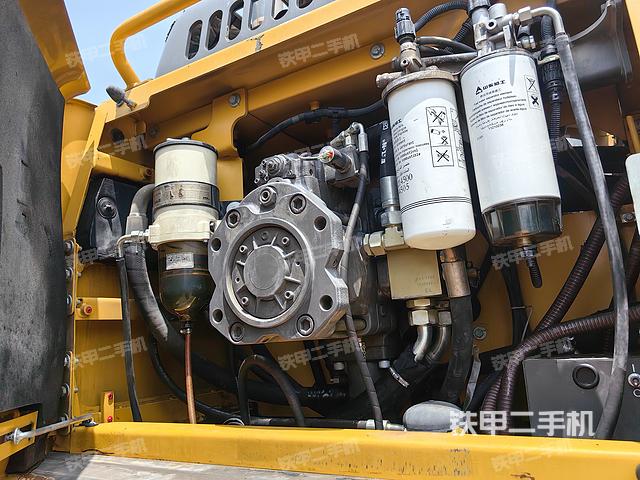 液压泵舱室正面整体（整机外观）