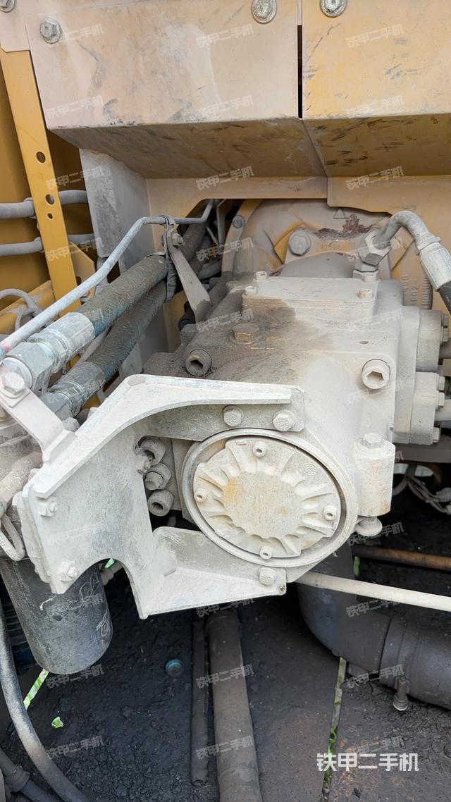 液压泵舱室正面整体（整机外观）