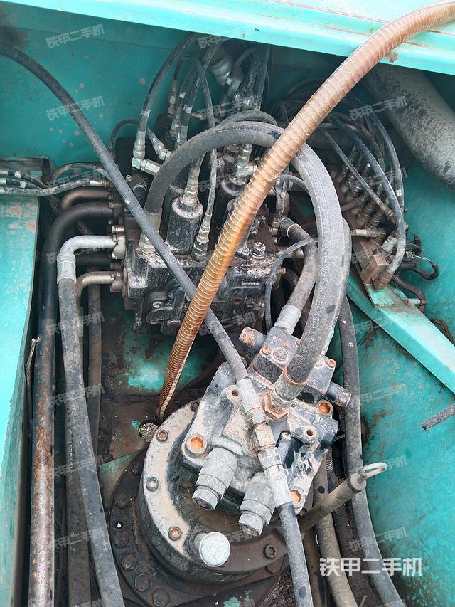 回转马达和主控阀（整机外观）