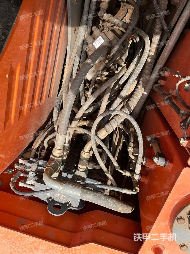 回转马达和主控阀（整机外观）