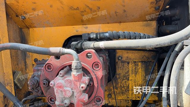 液压泵舱室正面整体（整机外观）