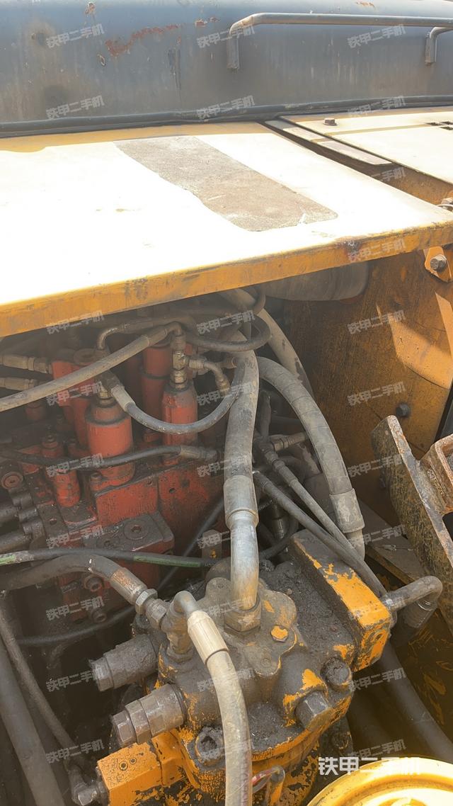 回转马达和主控阀（整机外观）