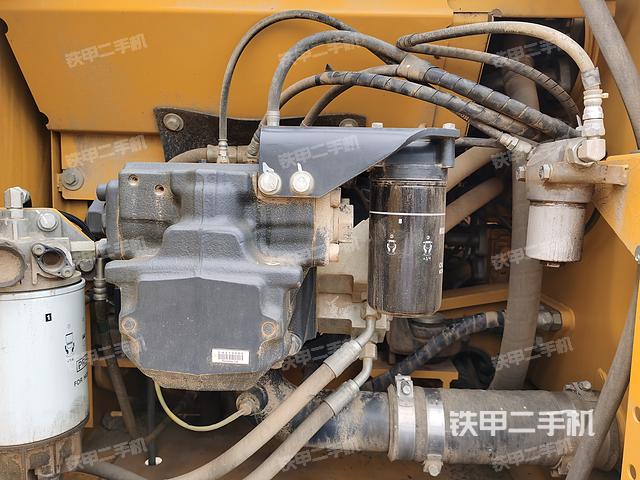 液压泵舱室正面整体（整机外观）