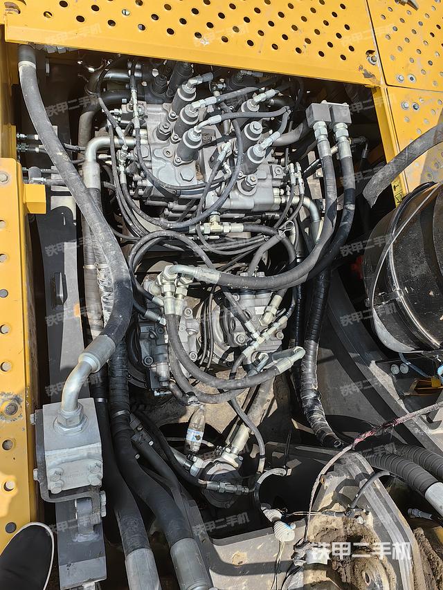 回转马达和主控阀（整机外观）