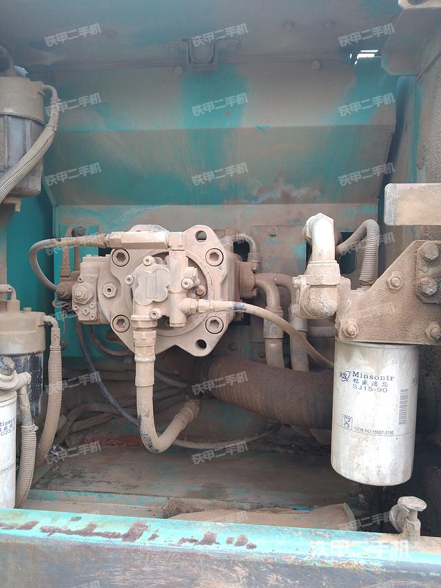 液压泵舱室正面整体（整机外观）