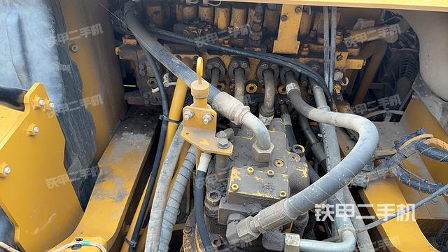 回转马达和主控阀（整机外观）