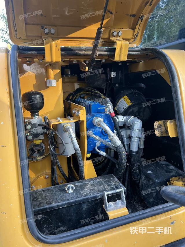 回转马达和主控阀（整机外观）