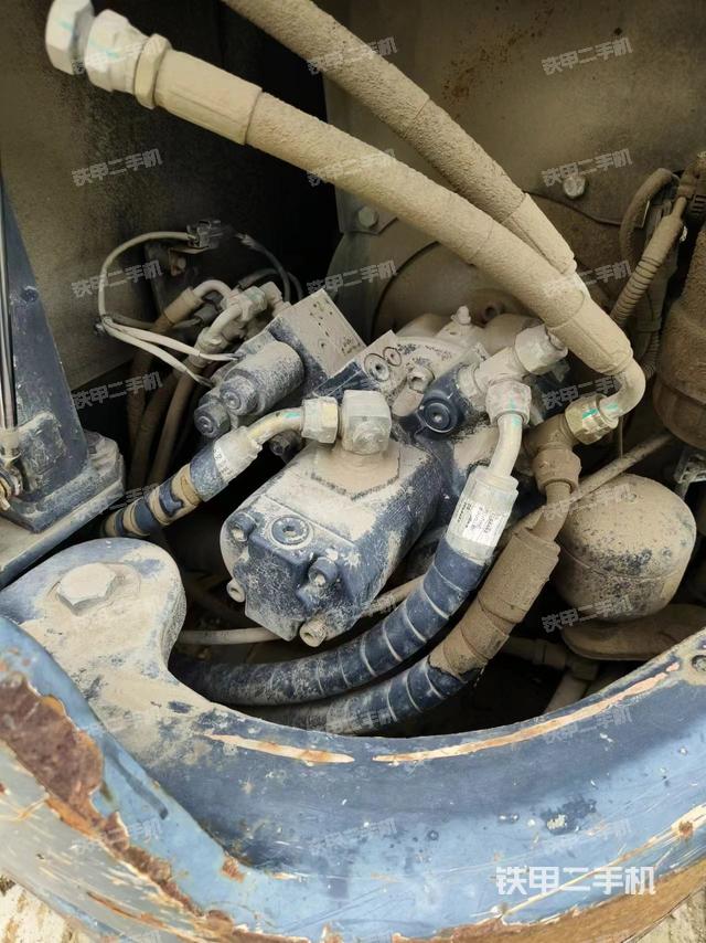 液压泵舱室正面整体（整机外观）