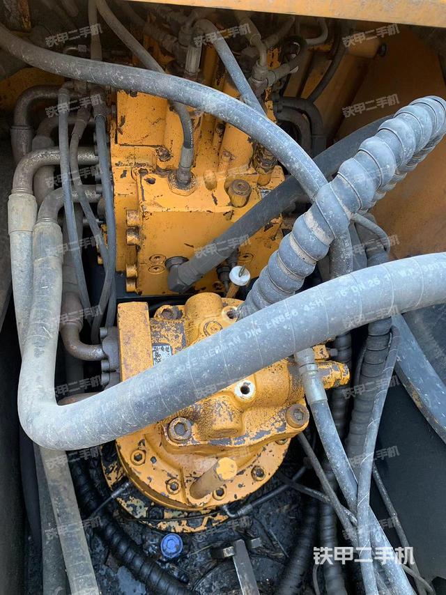 回转马达和主控阀（整机外观）