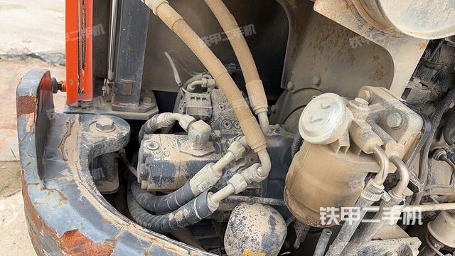 液压泵舱室正面整体（整机外观）