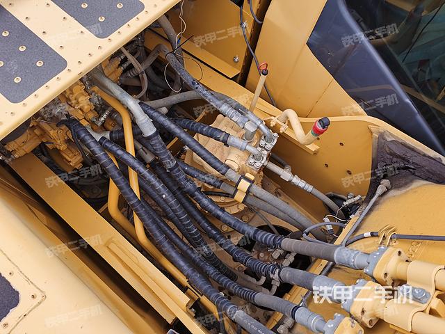 回转马达和主控阀（整机外观）