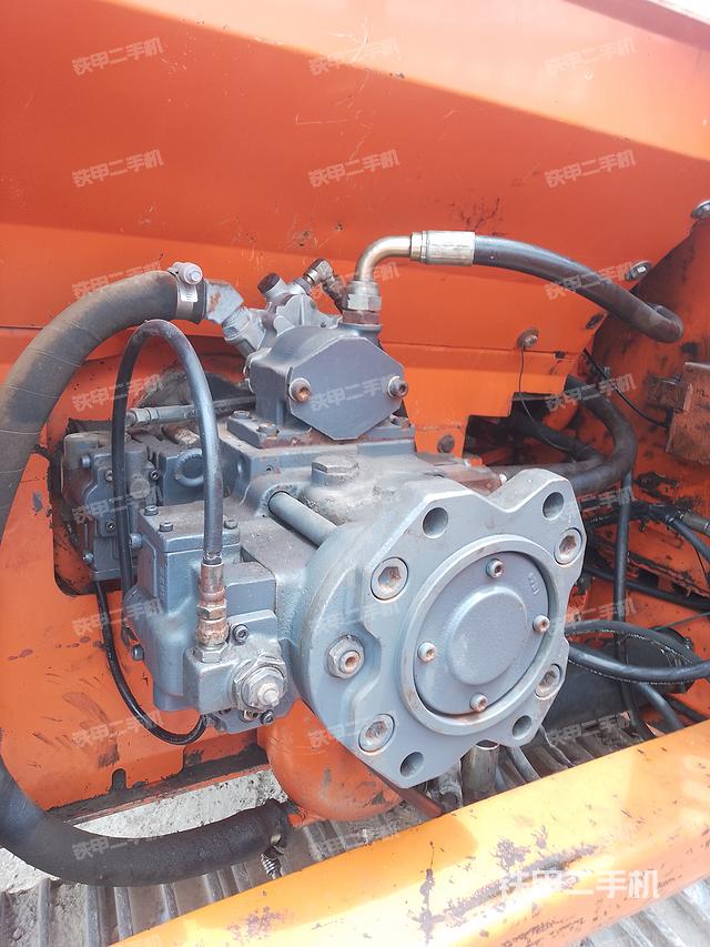 液压泵舱室正面整体（整机外观）