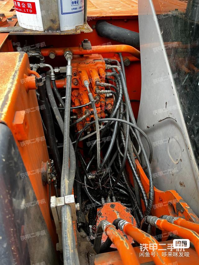 回转马达和主控阀（整机外观）