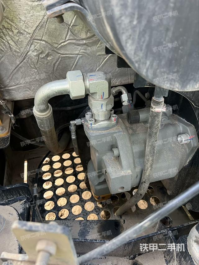 液压泵舱室正面整体（整机外观）