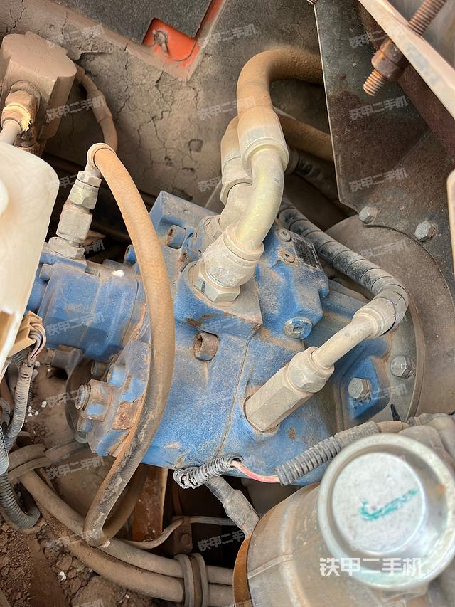 液压泵舱室正面整体（整机外观）