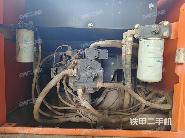 液压泵舱室正面整体（整机外观）