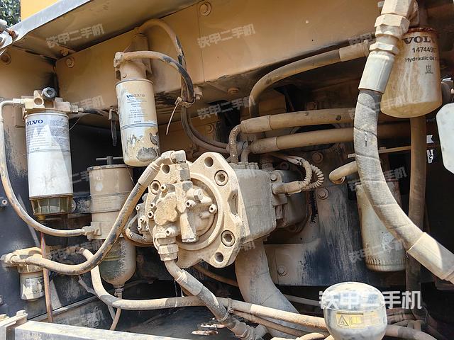 液压泵舱室正面整体（整机外观）