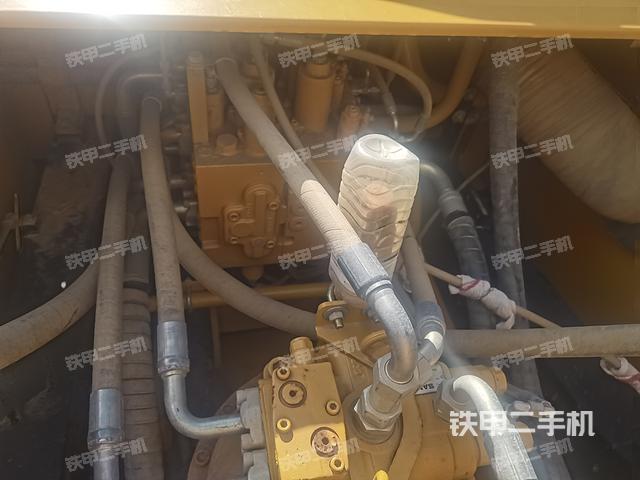 回转马达和主控阀（整机外观）