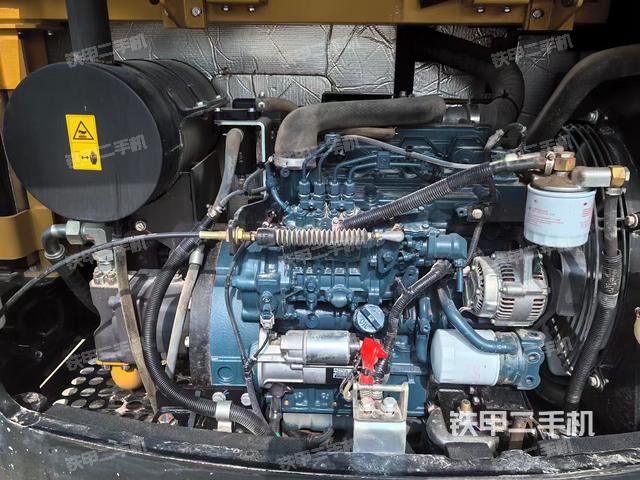 液压泵舱室正面整体（整机外观）