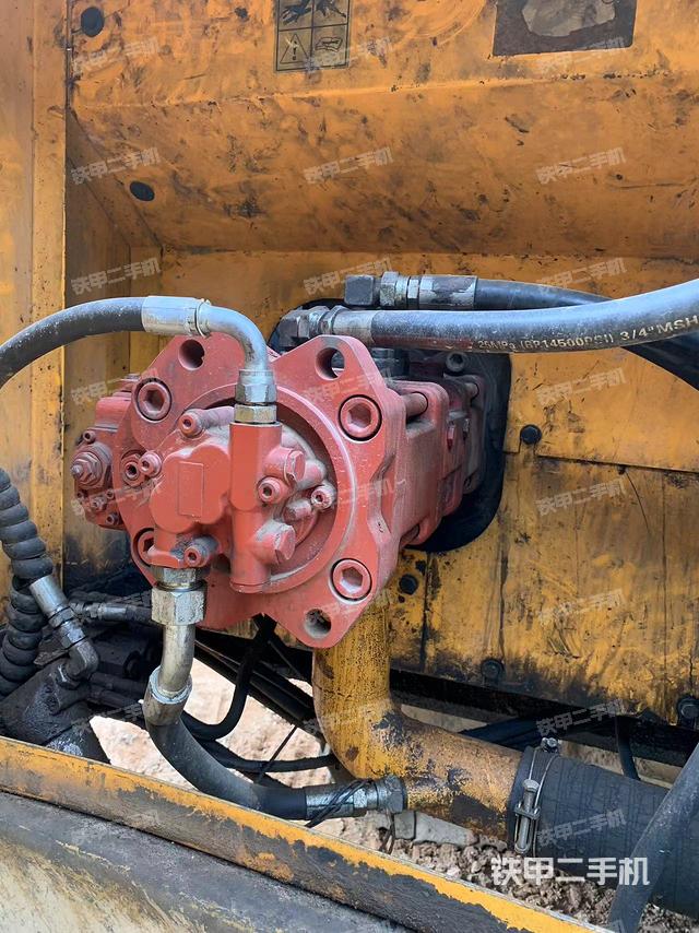 液压泵舱室正面整体（整机外观）