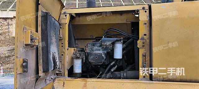 液压泵舱室正面整体（整机外观）