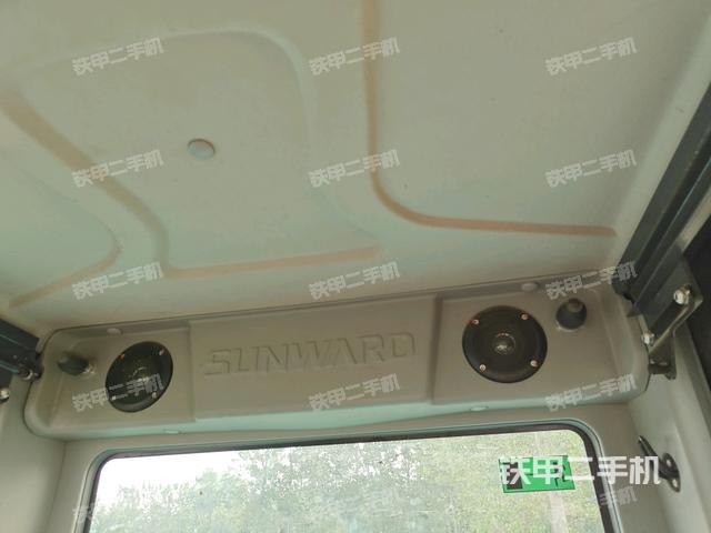 行走控制手柄和踏板?俯拍（駕駛室部分）